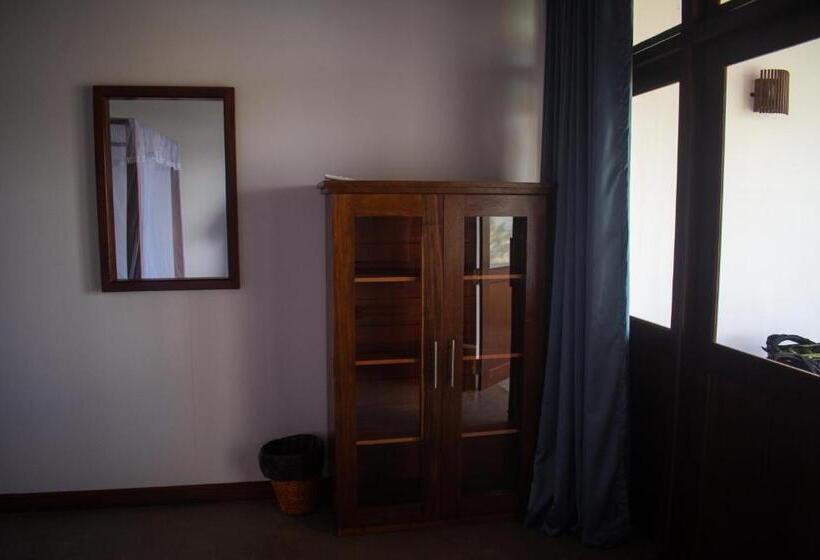 استراحتگاه The Green Rooms Surf & Yoga Camp   On The Beach   Prime Location Renovated 2024