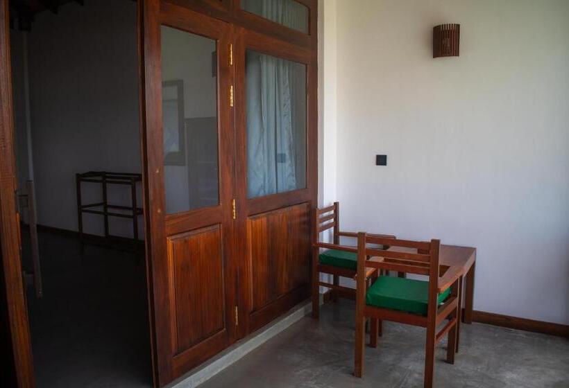 استراحتگاه The Green Rooms Surf & Yoga Camp   On The Beach   Prime Location Renovated 2024