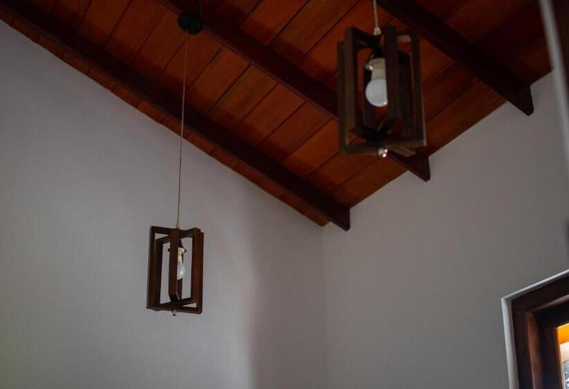 استراحتگاه The Green Rooms Surf & Yoga Camp   On The Beach   Prime Location Renovated 2024