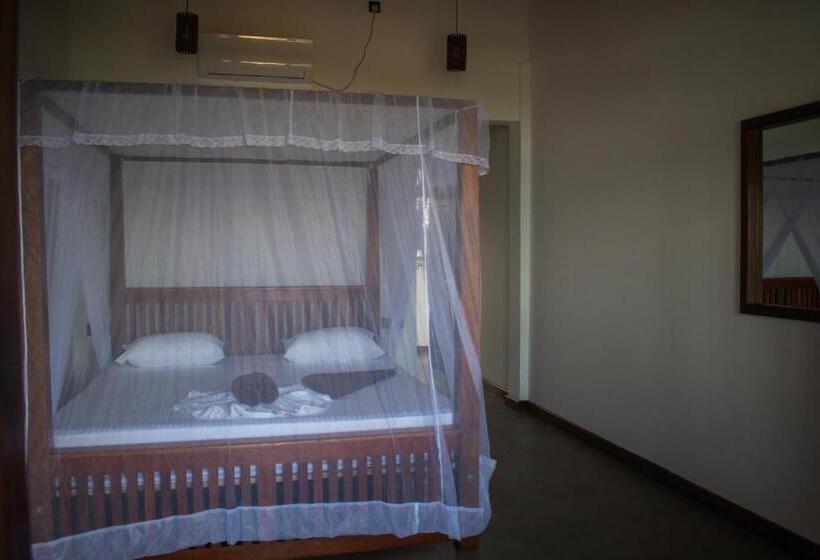 استراحتگاه The Green Rooms Surf & Yoga Camp   On The Beach   Prime Location Renovated 2024