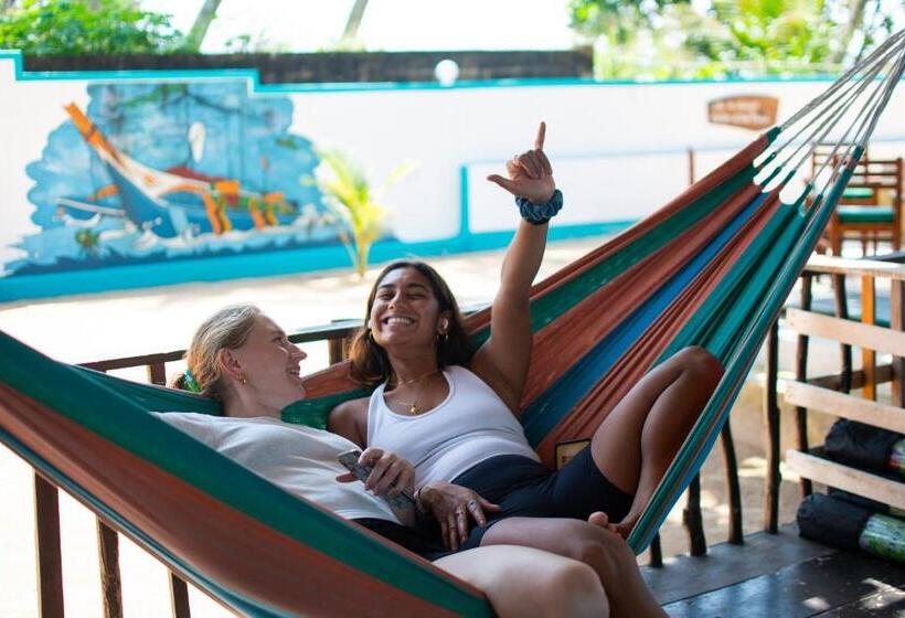 استراحتگاه The Green Rooms Surf & Yoga Camp   On The Beach   Prime Location Renovated 2024