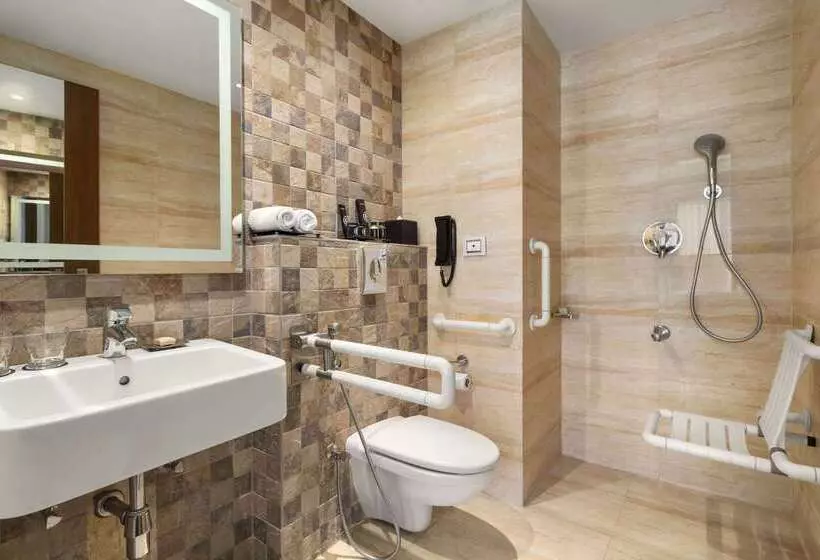 호텔 Ramada Encore Domlur Bangalore