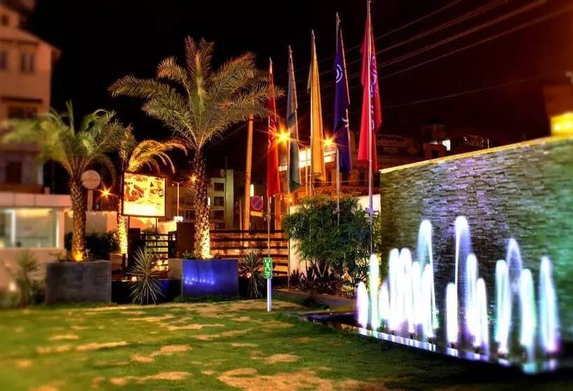 호텔 Ramada Encore Domlur Bangalore