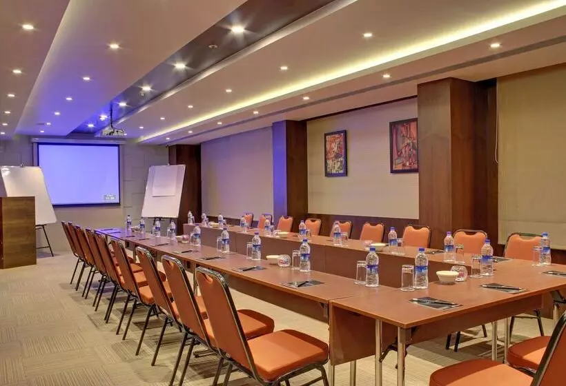 호텔 Ramada Encore Domlur Bangalore