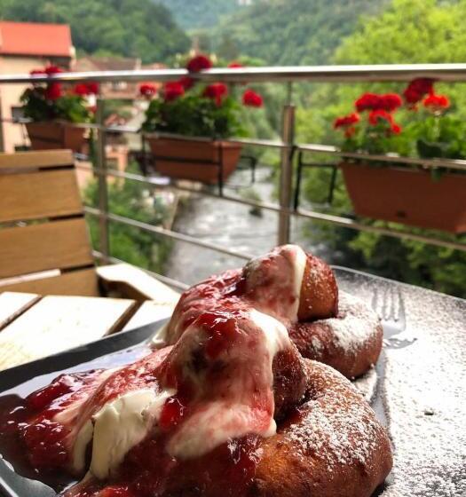 هتل Holiday Maria