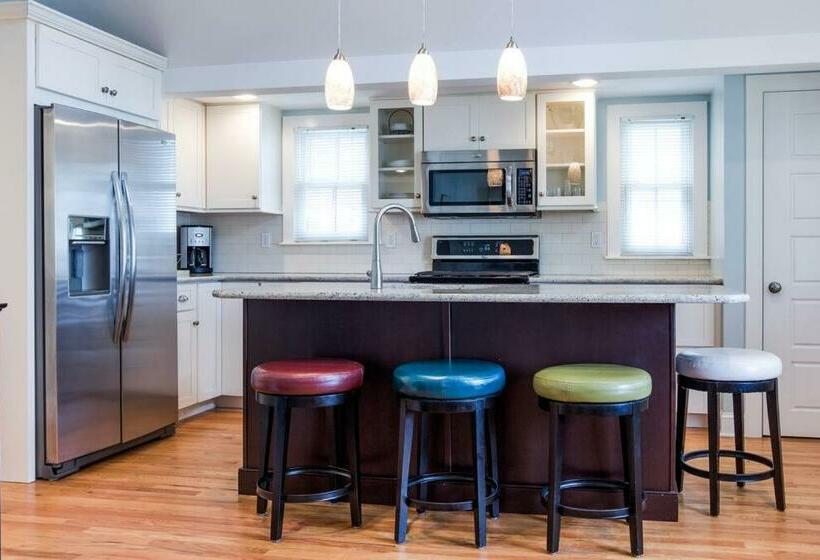 Beautiful & Romantic 1br Cottage