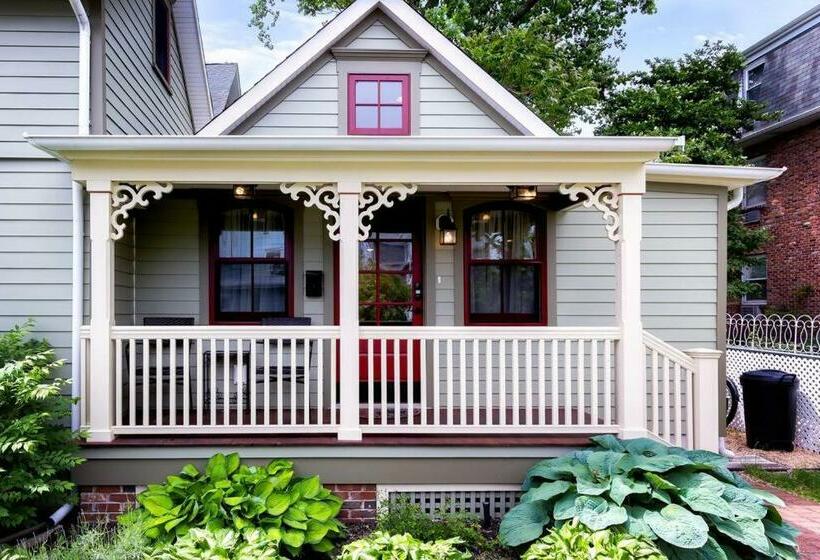 Beautiful & Romantic 1br Cottage