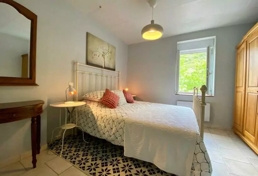 3 Star Surdespine Historic 4 Châteaux Lastours Air Conditioned