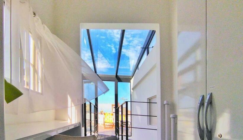 House With Large Terrace, Jacuzzi And Gated Parking For One Car