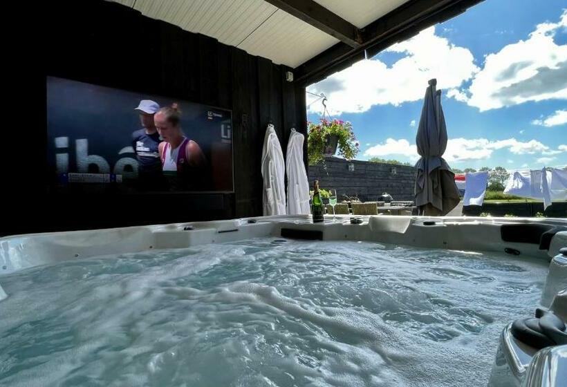 Puur Eastermar Monumentaal, Authentiek En Luxe Koetshuis Aan Open Vaarwater Met Jacuzzi En Sauna