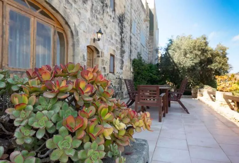 Villeleynah Amazing Gozitan Villa Pool   Happy Rentals