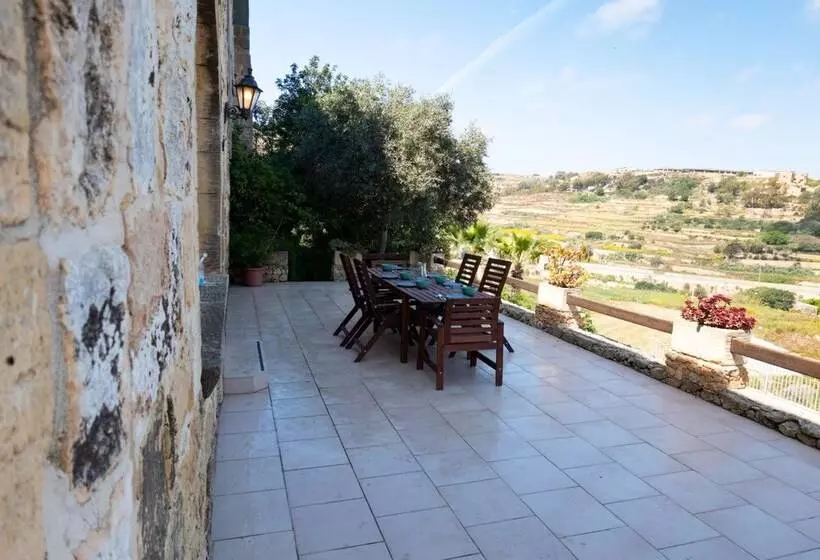Villeleynah Amazing Gozitan Villa Pool   Happy Rentals