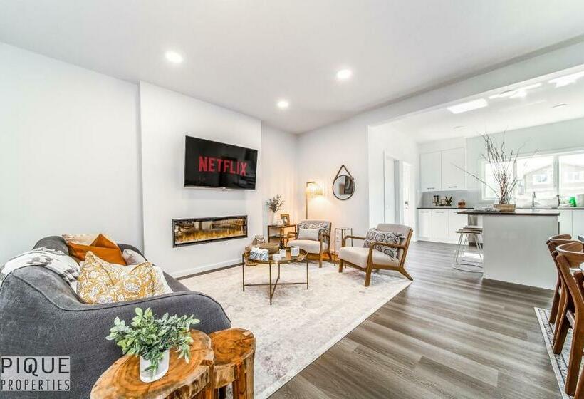 Elegant 4 Bdrm Ravine Home I W King Bed I Fireplace I Foosball & Fast Wifi!