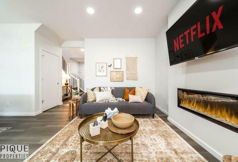 Elegant 4 Bdrm Ravine Home I W King Bed I Fireplace I Foosball & Fast Wifi!