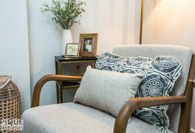 Elegant 4 Bdrm Ravine Home I W King Bed I Fireplace I Foosball & Fast Wifi!