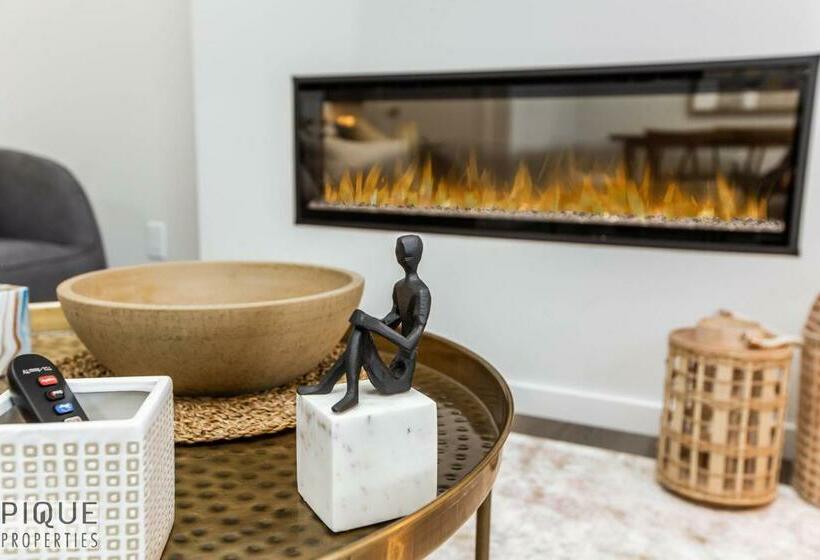 Elegant 4 Bdrm Ravine Home I W King Bed I Fireplace I Foosball & Fast Wifi!