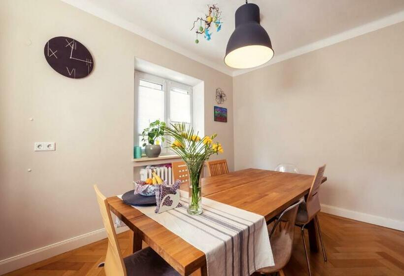 Faway Charmante Atmosphäre   Parken   Netflix