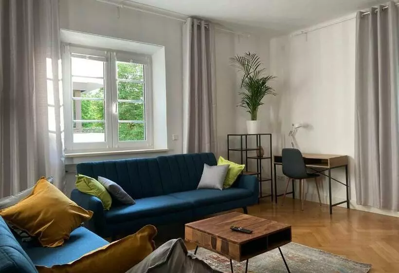 Faway Charmante Atmosphäre   Parken   Netflix