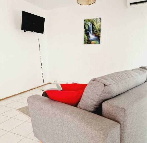 Front Cathédrale Pointe à Pitre