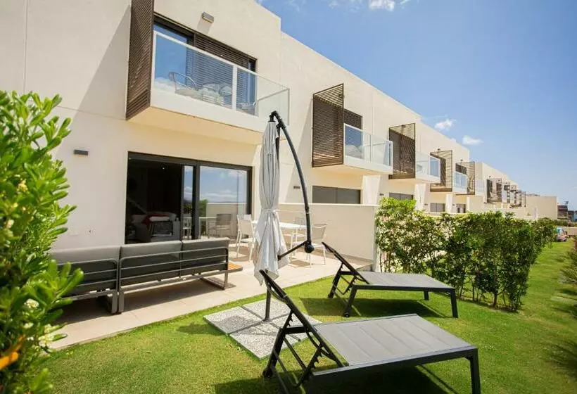 New Modern Townhouse With Great Views/3brms/3bths