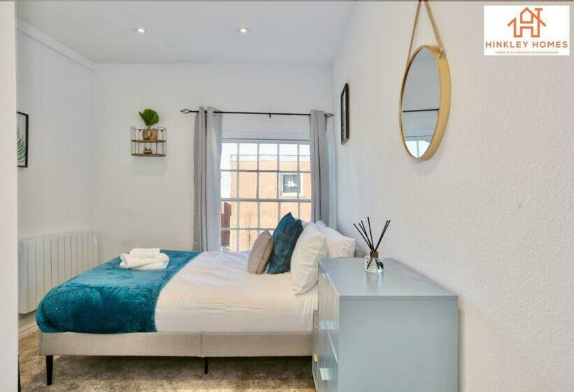 The Highstreet Retreat Luxurious, Central & Spacious! By Hinkley Homes Short Lets & Serviced Accom