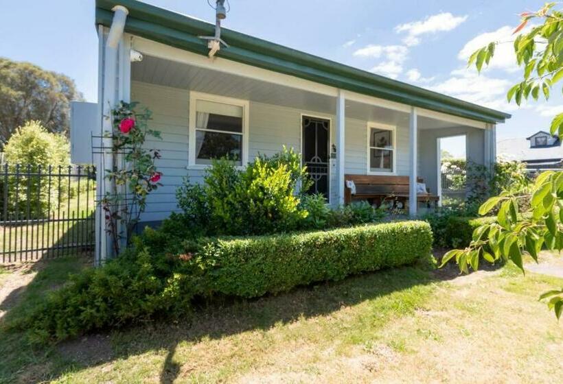 Cute As A Button Cottage In Charming Evandale