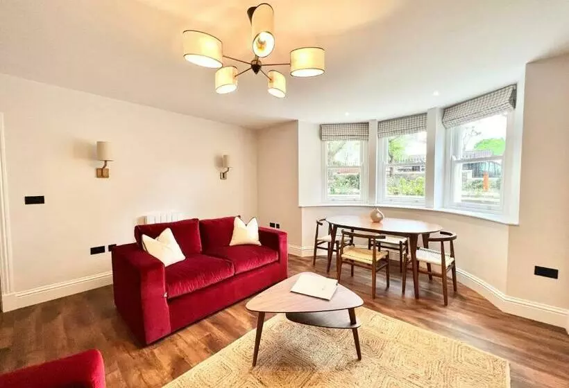 Redland Suites   Apartment 2