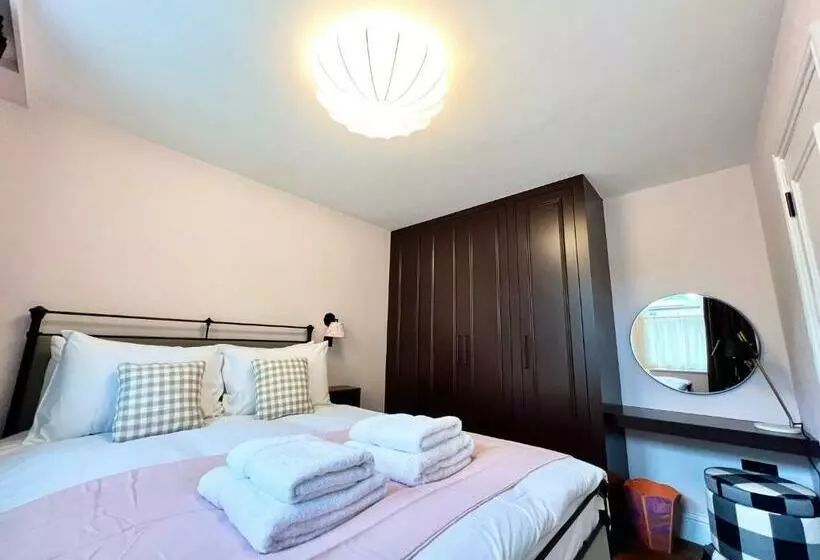 Redland Suites   Apartment 2