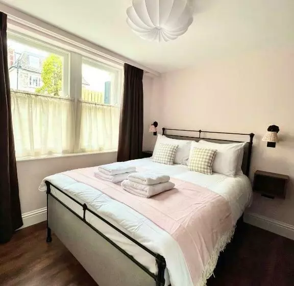 Redland Suites   Apartment 2