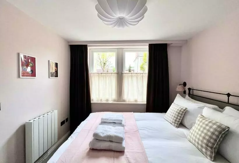 Redland Suites   Apartment 2