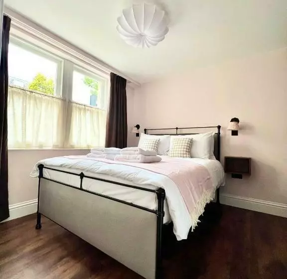 Redland Suites   Apartment 2