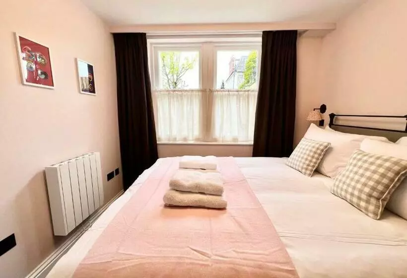 Redland Suites   Apartment 2