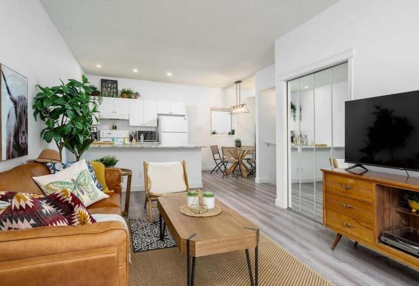 The Spruce, Western Boho Dt 2 Bed And Makeup Room