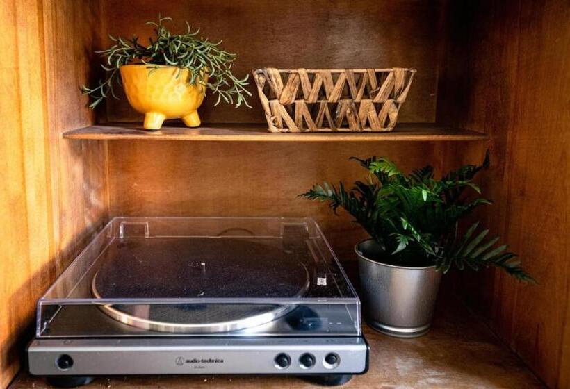 The Spruce, Western Boho Dt 2 Bed And Makeup Room