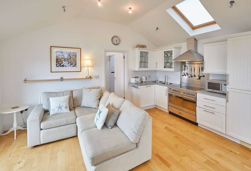 Host Stay The Plaice