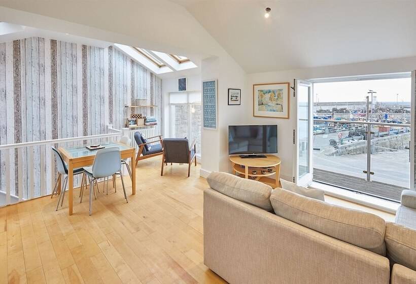 Host Stay The Plaice