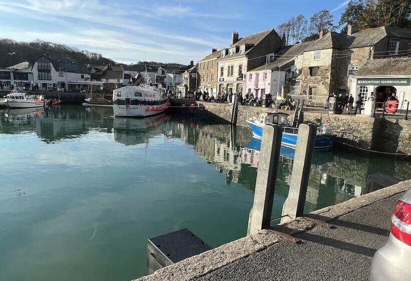 Remarkable 4 Bed House In St Minver Rock