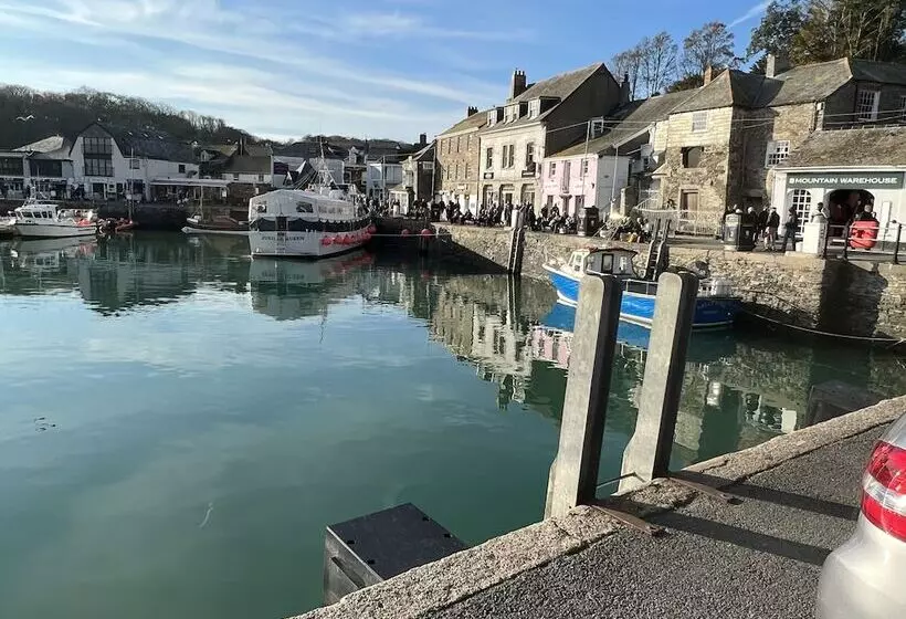 Remarkable 4 Bed House In St Minver Rock