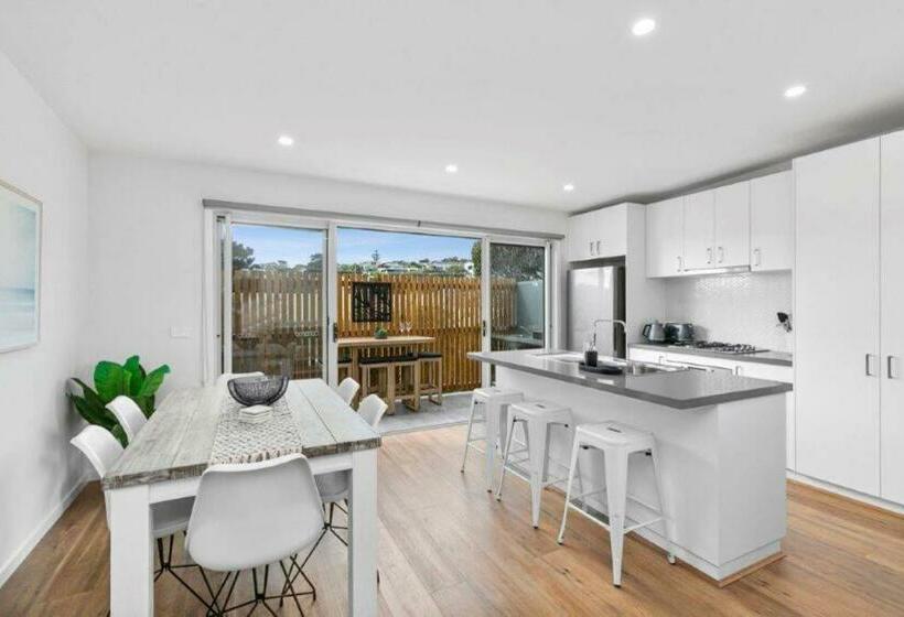 Casa Emec  Pets Welcome Luxury, Aircon, Walk To The Shops And Beach! Outdoor Shower And Garage Parki