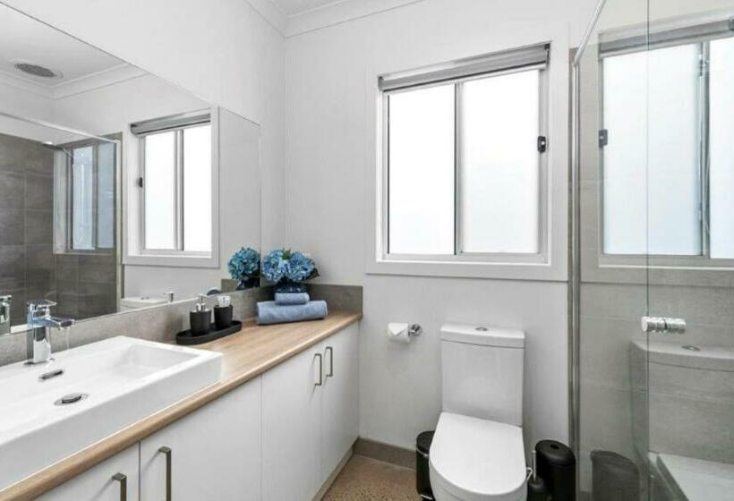 Casa Emec  Pets Welcome Luxury, Aircon, Walk To The Shops And Beach! Outdoor Shower And Garage Parki