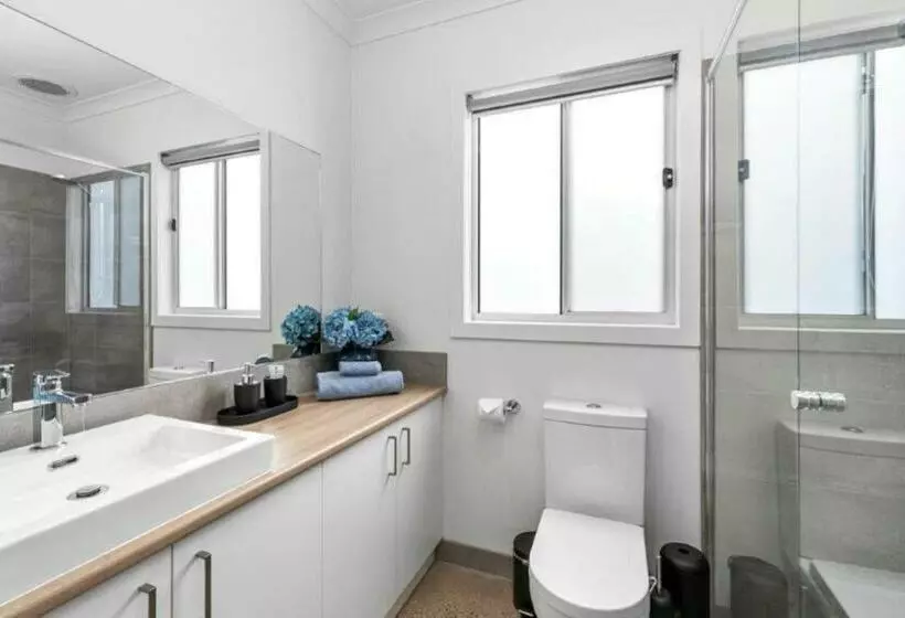 Casa Emec  Pets Welcome Luxury, Aircon, Walk To The Shops And Beach! Outdoor Shower And Garage Parki