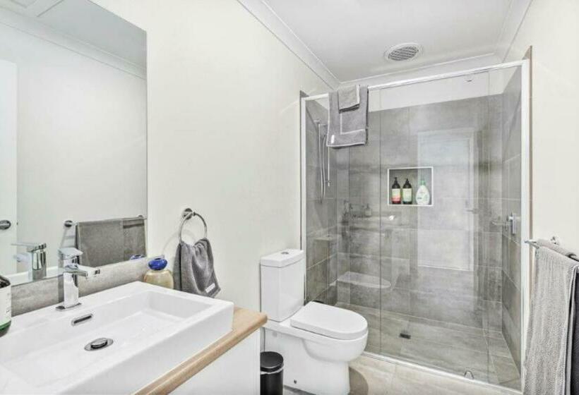 Casa Emec  Pets Welcome Luxury, Aircon, Walk To The Shops And Beach! Outdoor Shower And Garage Parki