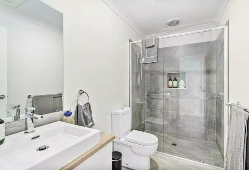 Casa Emec  Pets Welcome Luxury, Aircon, Walk To The Shops And Beach! Outdoor Shower And Garage Parki