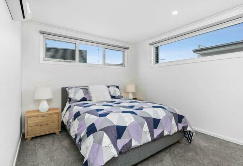 Casa Emec  Pets Welcome Luxury, Aircon, Walk To The Shops And Beach! Outdoor Shower And Garage Parki