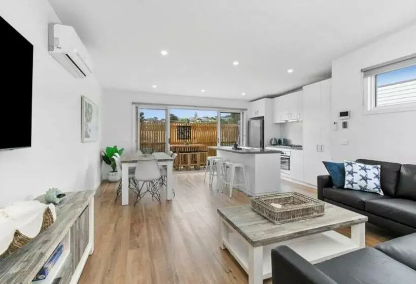 Casa Emec  Pets Welcome Luxury, Aircon, Walk To The Shops And Beach! Outdoor Shower And Garage Parki