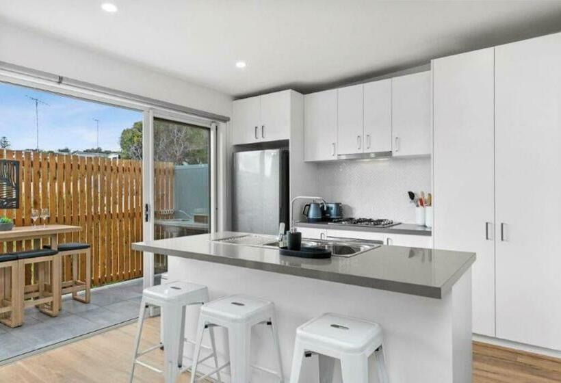 Casa Emec  Pets Welcome Luxury, Aircon, Walk To The Shops And Beach! Outdoor Shower And Garage Parki