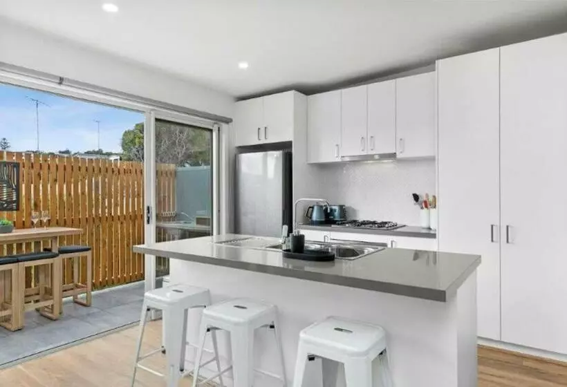 Casa Emec  Pets Welcome Luxury, Aircon, Walk To The Shops And Beach! Outdoor Shower And Garage Parki
