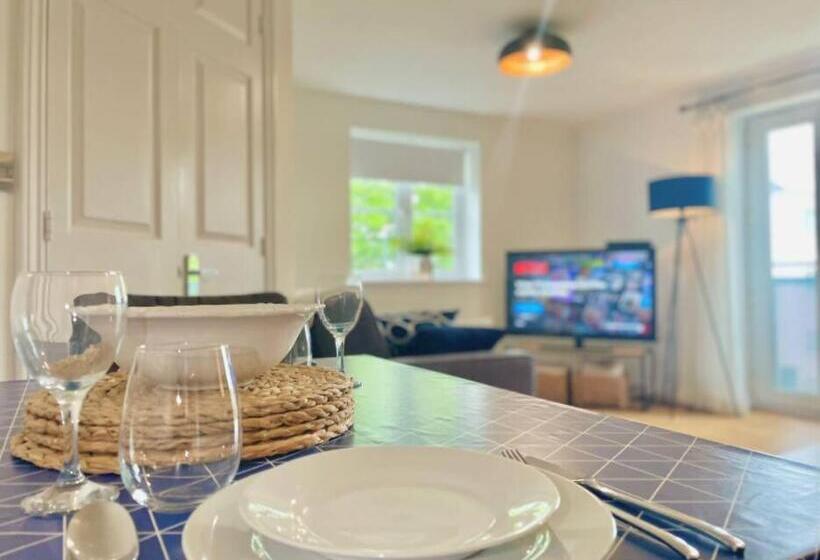 Lovely 2 Bedroom Bristol Apartment. Free Parking