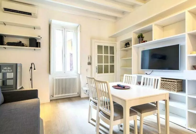 Lovely Apartment On The Navigli River By Easylife