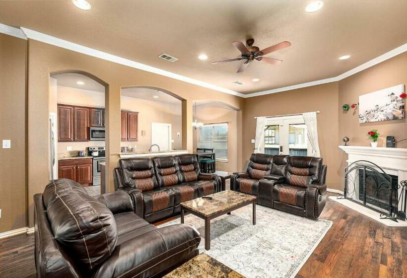 Perfect Stay In Ranch Like House W Huge Backyard!